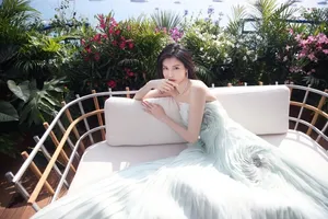 性感美女何穗优雅个性写真_4