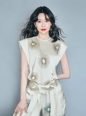 李斯羽卷发性感靓丽写真图片_1