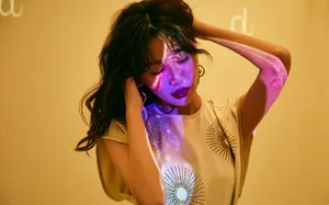 李斯羽卷发性感靓丽写真图片_1