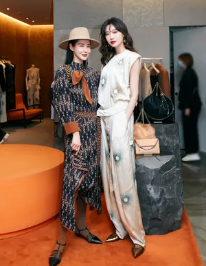 李斯羽卷发性感靓丽写真图片_5