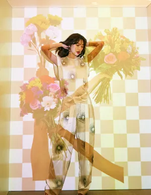 李斯羽卷发性感靓丽写真图片_6