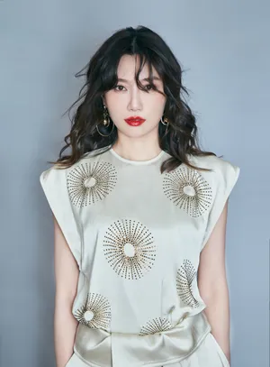 李斯羽卷发性感靓丽写真图片_7