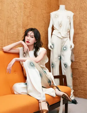 李斯羽卷发性感靓丽写真图片_8