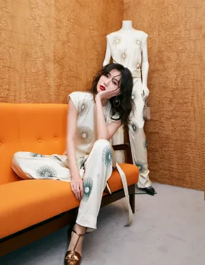李斯羽卷发性感靓丽写真图片_11