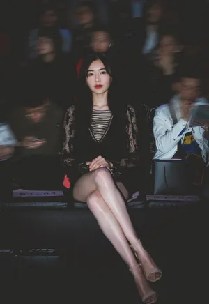 性感美女赵多娜妩媚优雅写真