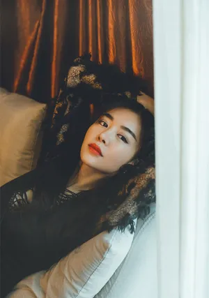 性感美女赵多娜妩媚优雅写真