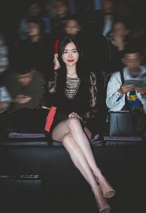 性感美女赵多娜妩媚优雅写真_3