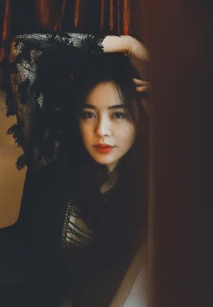 性感美女赵多娜妩媚优雅写真_4