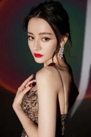 迪丽热巴吊带亮片裙性感写真图片_8
