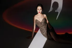 迪丽热巴吊带亮片裙性感写真图片_10