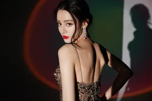 迪丽热巴吊带亮片裙性感写真图片_11