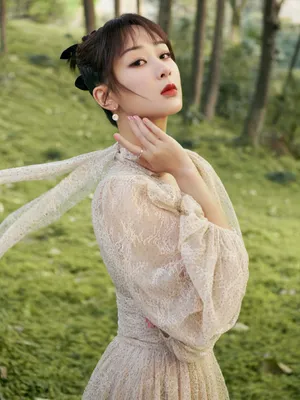 杨紫深v蕾丝刺绣长裙优雅写真图片_1