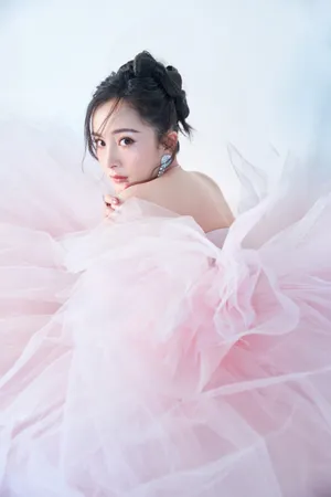 杨幂粉色纱裙礼服魅力性感写真