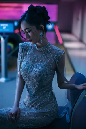 杨幂金色碎钻流沙长裙性感写真_4