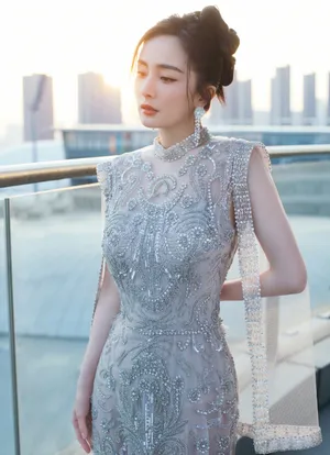 杨幂金色碎钻流沙长裙性感写真_7