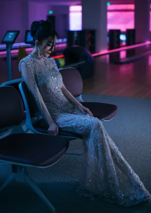 杨幂金色碎钻流沙长裙性感写真_8