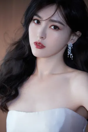 唐嫣白色抹胸长裙优雅写真图片