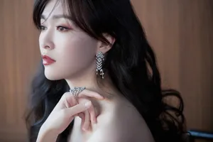 唐嫣白色抹胸长裙优雅写真图片