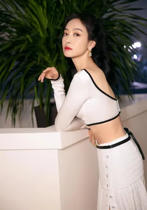 宋茜小露蛮腰优雅性感写真图片_1