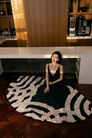 江疏影深V黑裙优雅性感写真图片_4