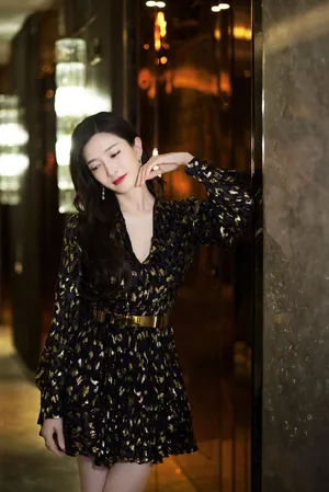 江疏影火辣红唇魅惑性感写真