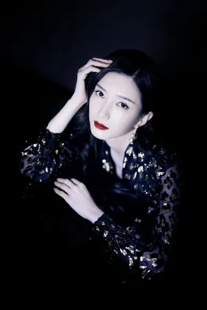江疏影火辣红唇魅惑性感写真_4