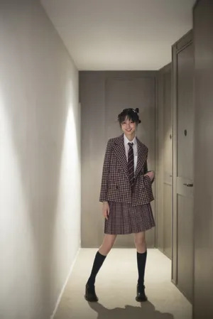 王悦伊清秀格纹裙写真图片