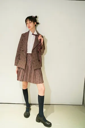 王悦伊清秀格纹裙写真图片_8