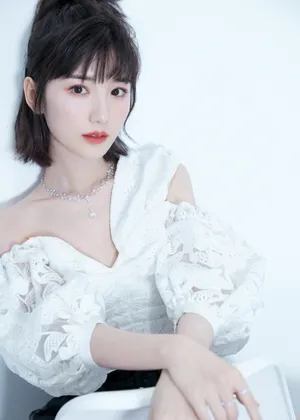 毛晓彤白色露肩上衣性感写真图片