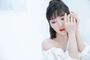 毛晓彤白色露肩上衣性感写真图片