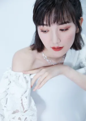 毛晓彤白色露肩上衣性感写真图片_2