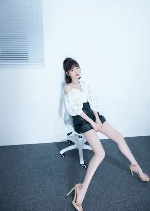 毛晓彤白色露肩上衣性感写真图片_4