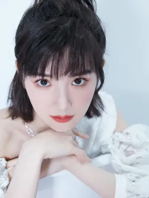 毛晓彤白色露肩上衣性感写真图片_6