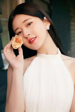 赵露思修身连衣裙优雅性感写真_1