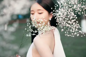 赵露思修身连衣裙优雅性感写真_3