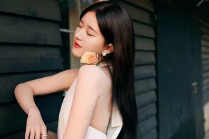赵露思修身连衣裙优雅性感写真_4