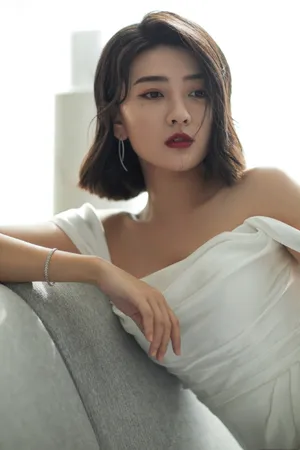 梁洁高叉长裙美艳性感写真图片_1