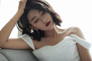 梁洁高叉长裙美艳性感写真图片_9