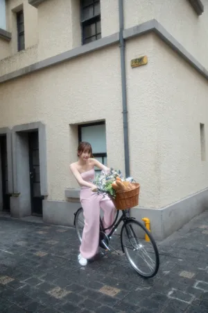 虞书欣粉色抹胸连体裤性感写真图片_3