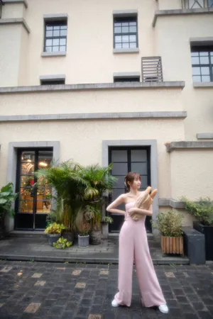 虞书欣粉色抹胸连体裤性感写真图片_8