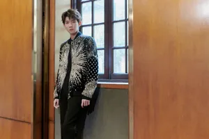 王源黑色闪钻外套魅力帅气写真