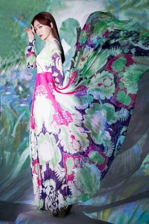 秦岚花漾彩染裙优雅写真图片_1