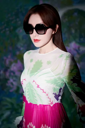 秦岚花漾彩染裙优雅写真图片_2