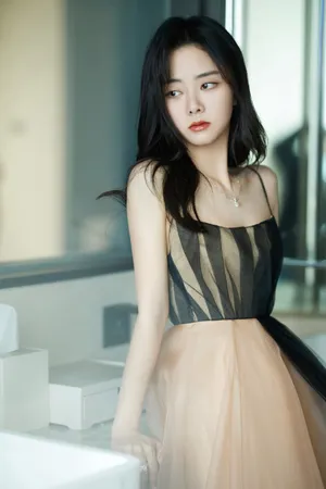 谭松韵暗金抹胸礼服性感写真图片