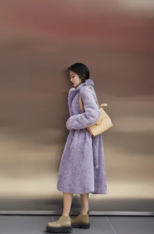 唐艺昕香芋紫外套时尚写真图片_8