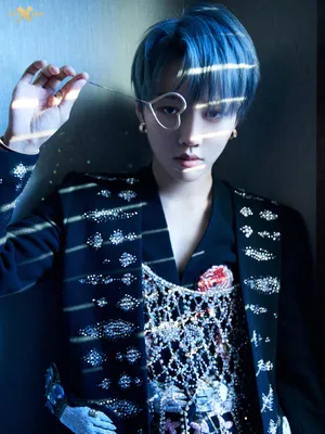 刘雨昕蓝发黑西服写真图片_8
