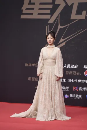 杨紫深V蕾丝长裙优雅大方现场照图片