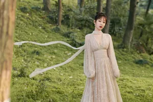杨紫深V蕾丝长裙优雅大方现场照图片_2