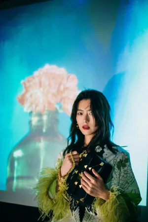 刘雯印花羽毛装时尚写真图片