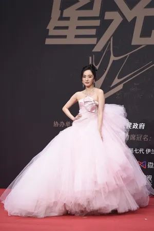 杨幂粉色蓬蓬裙甜美梦幻现场照图片